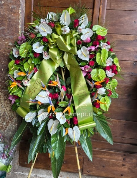 Corona funebre con tipo fiori da concordare