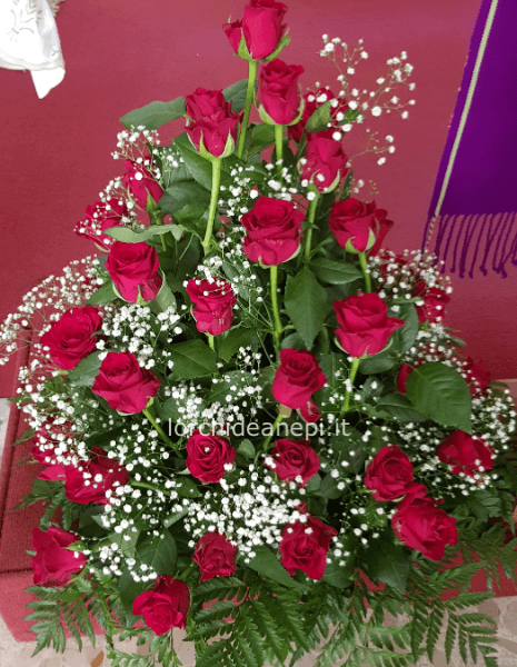 COMPOSIZIONE DI ROSE ROSSE