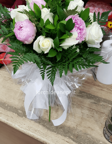 bouquet peonie e rose bianche 